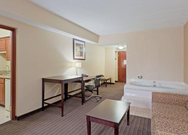 Holiday Inn Express Hotel & Suites Charleston-Southridge, An Ihg Hotel Værelse billede